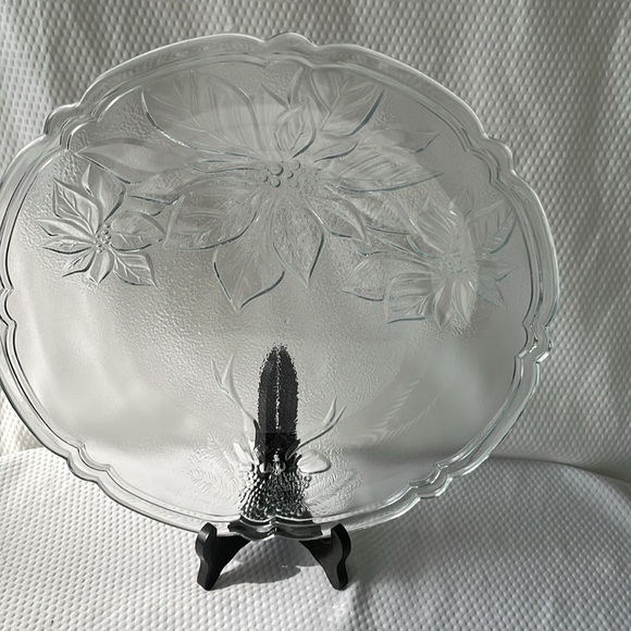 COPY - Mikasa 13” Poinsettia Christmas Platter - Picture 4 of 7